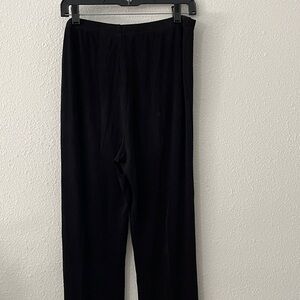 Chico’s Travelers Black pull on
Pants
See photo for Measurements.
Chicos 2 = L